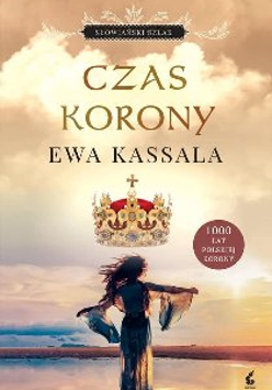Okładka książki "Czas korony" autorstwa Ewy Kassali. W górnej części znajduje się korona na tle jasnego nieba. Na dole widoczna jest sylwetka kobiety stojącej na plaży, z rozwianymi włosami i ramionami uniesionymi na boki, w tle zachodzące słońce. Obok korony widnieje okrągły znak z napisem: "1000 lat polskiej korony".