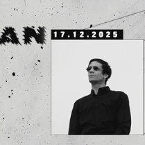 Czarno-białe zdjęcia dwóch mężczyzn w ciemnych ubraniach i okularach. Z lewej strony napisy w języku angieskim oraz informacje o wydarzeniu zawarte w treści artykułu.