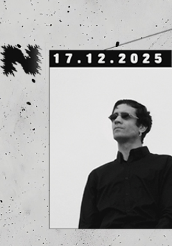 Czarno-białe zdjęcia dwóch mężczyzn w ciemnych ubraniach i okularach. Z lewej strony napisy w języku angieskim oraz informacje o wydarzeniu zawarte w treści artykułu.