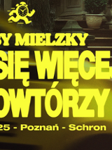 Z prawej strony plakatu mężczyzna w żółtej koszulce siedzący na schodach i patrzący w bok. Z lewej strony tytuł wydarzenia i szczegółowe informacje zawarte w treści artykułu.