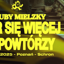 Z prawej strony plakatu mężczyzna w żółtej koszulce siedzący na schodach i patrzący w bok. Z lewej strony tytuł wydarzenia i szczegółowe informacje zawarte w treści artykułu.
