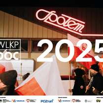 Grupa ludzi na zewnątrz, nocą, trzymających polskie flagi. W tle neonowy napis "Społem" na budynku. Na środku tytuł wydarzenia. Na dole widoczne loga partnerów i organizatorów wydarzenia.