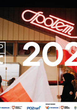 Grupa ludzi na zewnątrz, nocą, trzymających polskie flagi. W tle neonowy napis "Społem" na budynku. Na środku tytuł wydarzenia. Na dole widoczne loga partnerów i organizatorów wydarzenia.