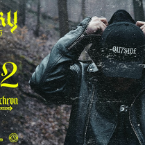 Zdjęcie mężczyzny w skórzanej kurtce i w czapce z daszkiem z napisem "outside". W tle widać las. Z lewej strony żółte stylizowane napisy. Są to szczegóły na temat wydarzenia, zawarte w treści artykułu.