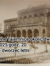 Zdjęcie dworca w sepii. Na froncie napisy będące szczegółami wydarzenia zawartymi w artykule.