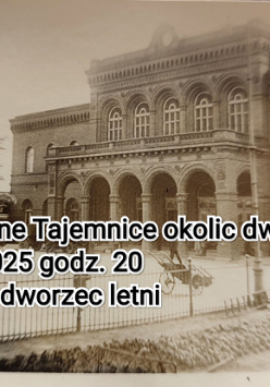 Zdjęcie dworca w sepii. Na froncie napisy będące szczegółami wydarzenia zawartymi w artykule.