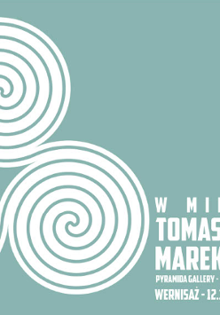 Grafika na jasnoturkusowym tle przedstawiająca trzy białe spiralne formy ułożone w kształt trójkąta. Obok z prawej strony białe napisy. Szczegóły dotyczące wydarzenia, zawarte w treści artykułu.