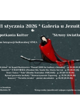 Grafika kobiety ubrana w długą, intensywnie czerwoną suknię. Stoi na cienkiej gałęzi drzewa. Materiał sukni swobodnie opada i owija się wokół gałęzi. Postać ma długie, ciemne włosy i jest zwrócona bokiem, z głową lekko pochyloną. Tło stanowi ciemne, nocne niebo z drobnymi, jasnymi punktami przypominającymi śnieg. Wokół znajdują się informacje o wydarzeniu, zawarte w treści artykułu.