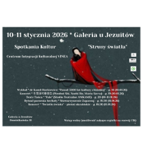 Grafika kobiety ubrana w długą, intensywnie czerwoną suknię. Stoi na cienkiej gałęzi drzewa. Materiał sukni swobodnie opada i owija się wokół gałęzi. Postać ma długie, ciemne włosy i jest zwrócona bokiem, z głową lekko pochyloną. Tło stanowi ciemne, nocne niebo z drobnymi, jasnymi punktami przypominającymi śnieg. Wokół znajdują się informacje o wydarzeniu, zawarte w treści artykułu.