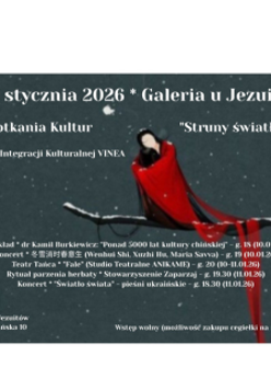 Grafika kobiety ubrana w długą, intensywnie czerwoną suknię. Stoi na cienkiej gałęzi drzewa. Materiał sukni swobodnie opada i owija się wokół gałęzi. Postać ma długie, ciemne włosy i jest zwrócona bokiem, z głową lekko pochyloną. Tło stanowi ciemne, nocne niebo z drobnymi, jasnymi punktami przypominającymi śnieg. Wokół znajdują się informacje o wydarzeniu, zawarte w treści artykułu.