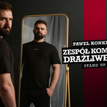 Plakat przedstawiający postać komika odwróconego bokiem a obok postać komika odbijającego się w lustrze. Z prawej strony tytuł wydarzenia zawarty w treści artykułu.