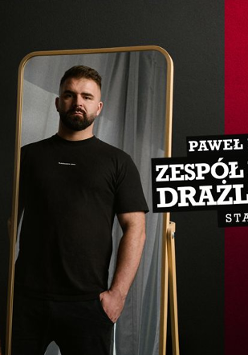 Plakat przedstawiający postać komika odwróconego bokiem a obok postać komika odbijającego się w lustrze. Z prawej strony tytuł wydarzenia zawarty w treści artykułu.