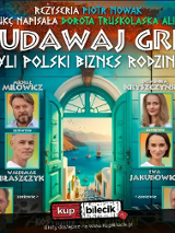 Turkusowe otwarte drzwi prowadzące na słoneczny nadmorski widok z morzem, łodziami i białą zabudową. Po obu stronach drzwi rozmieszczone są portrety aktorów w prostokątnych ramkach. Tło utrzymane w intensywnych barwach turkusu, błękitu i ciepłych tonów. Powyżej tytuł sztuki i informacje o wydarzeniu zawarte w treści artykułu.