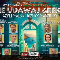 Turkusowe otwarte drzwi prowadzące na słoneczny nadmorski widok z morzem, łodziami i białą zabudową. Po obu stronach drzwi rozmieszczone są portrety aktorów w prostokątnych ramkach. Tło utrzymane w intensywnych barwach turkusu, błękitu i ciepłych tonów. Powyżej tytuł sztuki i informacje o wydarzeniu zawarte w treści artykułu.