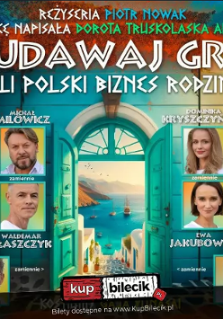 Turkusowe otwarte drzwi prowadzące na słoneczny nadmorski widok z morzem, łodziami i białą zabudową. Po obu stronach drzwi rozmieszczone są portrety aktorów w prostokątnych ramkach. Tło utrzymane w intensywnych barwach turkusu, błękitu i ciepłych tonów. Powyżej tytuł sztuki i informacje o wydarzeniu zawarte w treści artykułu.