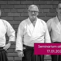 Czarno-białe zdjęcie 3 mężczyzn ubranych w stroje do aikido. W tle widać cegły. Na froncie na różowym tle umieszczono białe napisy - szczegóły wydarzenia zawarte w treści artykułu.