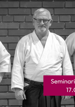 Czarno-białe zdjęcie 3 mężczyzn ubranych w stroje do aikido. W tle widać cegły. Na froncie na różowym tle umieszczono białe napisy - szczegóły wydarzenia zawarte w treści artykułu.