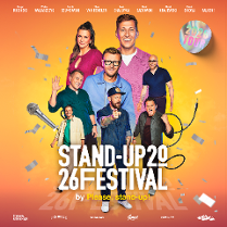 Kolorowy plakat z grupą uśmiechniętych komików i komiczek ustawionych centralnie na pomarańczowym tle. Postacie w różnorodnych, swobodnych strojach, część z nich wykonuje gesty rękoma. Wokół widać konfetti, mikrofon oraz naklejkę z napisem: "2026 Tour".