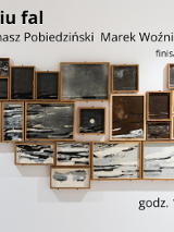 Plakat przedstawiający wiele drewnianych ramek wypełnionych dziełami sztuki, które wiszą na białej ścianie. Wokół informacje o wydarzeniu zawarte w treści artykułu.