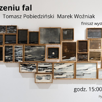 Plakat przedstawiający wiele drewnianych ramek wypełnionych dziełami sztuki, które wiszą na białej ścianie. Wokół informacje o wydarzeniu zawarte w treści artykułu.