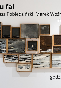 Plakat przedstawiający wiele drewnianych ramek wypełnionych dziełami sztuki, które wiszą na białej ścianie. Wokół informacje o wydarzeniu zawarte w treści artykułu.