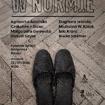 Zdjęcie z góry. Widać buty położone na drewnianej podłodze. Wokół informacje na temat wydarzenia, zawarte w treści artykułu.