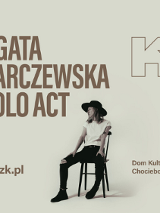 Plakat wydarzenia. Na jasnym tle siedząca na krześle artystka w czarnym kapeluszu. Wokół napisy, będące szczegółami wydarzenia, które są zawarte w treści artykułu.