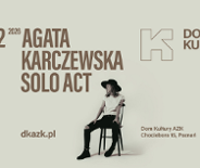 Plakat wydarzenia. Na jasnym tle siedząca na krześle artystka w czarnym kapeluszu. Wokół napisy, będące szczegółami wydarzenia, które są zawarte w treści artykułu.