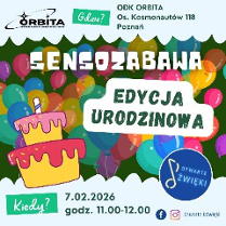 Kolorowa grafika z tłem pełnym balonów w różnych barwach. Z lewej strony widać rysunkowy tort urodzinowy z polewą i świeczkami, a całość utrzymana jest w imprezowym stylu z miękkimi, falującymi kształtami. Na środku widać napisy będące szczegółami na temat wydarzenia, które są zawarte w treści artykułu.