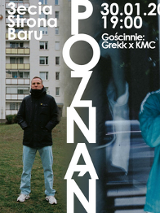 Plakat koncertu. Po lewej stronie zdjęcie przedstawiające trzech mężczyzn stojących na trawniku przed blokami mieszkalnymi. Po prawej stronie mężczyzna w czapce i zielonej bluzie stojący w przestrzeni miejskiej. Pomiędzy nimi pionowy, biały napis "Poznań". Wokół białe napisy, które są szczegółami na temat wydarzenia, zawartymi w treści artykułu.