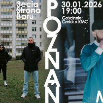 Plakat koncertu. Po lewej stronie zdjęcie przedstawiające trzech mężczyzn stojących na trawniku przed blokami mieszkalnymi. Po prawej stronie mężczyzna w czapce i zielonej bluzie stojący w przestrzeni miejskiej. Pomiędzy nimi pionowy, biały napis "Poznań". Wokół białe napisy, które są szczegółami na temat wydarzenia, zawartymi w treści artykułu.