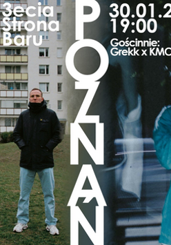 Plakat koncertu. Po lewej stronie zdjęcie przedstawiające trzech mężczyzn stojących na trawniku przed blokami mieszkalnymi. Po prawej stronie mężczyzna w czapce i zielonej bluzie stojący w przestrzeni miejskiej. Pomiędzy nimi pionowy, biały napis "Poznań". Wokół białe napisy, które są szczegółami na temat wydarzenia, zawartymi w treści artykułu.