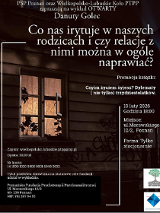 Zdjęcie przedstawiające wnętrze drewnianego budynku nocą, gdzie przez okno wpada ciepłe światło, a na szybie i ścianie widoczne są firany oraz cienie roślin. Na ścianie budynku widać graffiti. Wokół znajdują się białe napisy. Są to informacje o wydarzeniu zawarte w treści artykułu.