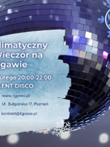 Grafika przedstawiająca dużą lustrzaną kulą dyskotekową w odcieniach niebieskiego i fioletu. Przed nią plama przypominająca lód oraz śnieżynki. Umieszczono tam białe napisy - szczegóły dotyczące wydarzenia, zawarte w treści artykułu.