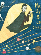 Ilustracja przypominająca rysunek na kartce papieru, utrzymana w mrocznym, halloweenowym stylu. Na środku widać postać wampira w pelerynie, oświetloną żółtym światłem. Po lewej stronie tańczą szkielety, po bokach widać zapalone świece. Na dole widoczne są porozrzucane przedmioty, takie jak instrumenty, żarówka i kamera filmowa. Z prawej strony tytuł wydarzenia i inne informacje zawarte w treści artykułu.