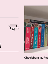 Jasne, różowe, jednolite tło. Z prawej strony zdjęcie przedstawiające książki na białym regale w przybliżeniu. Z lewej strony informacje o wydarzeniu i organizatorach, zawarte w treści artykułu.