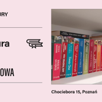 Jasne, różowe, jednolite tło. Z prawej strony zdjęcie przedstawiające książki na białym regale w przybliżeniu. Z lewej strony informacje o wydarzeniu i organizatorach, zawarte w treści artykułu.