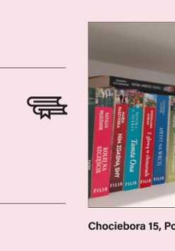 Jasne, różowe, jednolite tło. Z prawej strony zdjęcie przedstawiające książki na białym regale w przybliżeniu. Z lewej strony informacje o wydarzeniu i organizatorach, zawarte w treści artykułu.