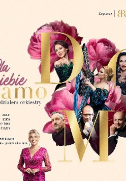 Jasnobeżowe tło z dominującymi akcentami złota i nasyconego różu. Centralnym elementem kompozycji są duże, trójwymiarowe litery w kolorze złotym, które przeplatają się z wizerunkami artystów oraz dużymi, rozwiniętymi kwiatami piwonii w kolorze fuksji. Z lewej strony informacje na temat wydarzenia zawarte w treści artykułu.