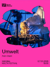 W różowej ramce wyciętej w nieregularny kształt znajduje się zdjęcie przedstawiające maskotkę przy małej lampce, położonej na zbiorze kabli leżących na stole. Trzyma ją postać w białym stroju i białych rękawiczkach. Na różowym tle poniżej nazwa wydarzenia i twórcy oraz inne informacje uwzględnione w treści artykułu.