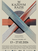 Abstrakcyjna kompozycja na beżowym tle, w której centrum znajduje się ciemnoszary, kolisty element o pofałdowanej strukturze. Na okrąg nałożone są trzy szerokie pasy przecinające się w środku, złożone z gęstych, równoległych linii. Pasy charakteryzują się gradientami w kolorze niebieskim, czerwonym i białym. Powyżej tytuł wydarzenia. Poniżej najwazniejsze informacje zawarte w treści artykułu.