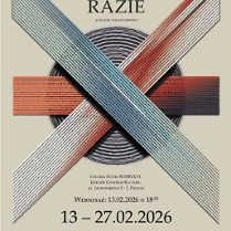 Abstrakcyjna kompozycja na beżowym tle, w której centrum znajduje się ciemnoszary, kolisty element o pofałdowanej strukturze. Na okrąg nałożone są trzy szerokie pasy przecinające się w środku, złożone z gęstych, równoległych linii. Pasy charakteryzują się gradientami w kolorze niebieskim, czerwonym i białym. Powyżej tytuł wydarzenia. Poniżej najwazniejsze informacje zawarte w treści artykułu.