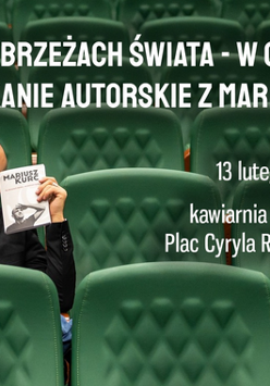 Mężczyzna w ciemnej marynarce siedzi w pustej sali z zielonymi fotelami, trzymając w dłoni egzemplarz swojej książki. Wokół białe napisy, szczegóły na temat wydarzenia zawarte w treści artykułu.