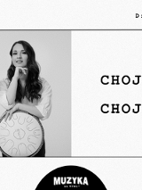 Plakat podzielony na dwie części. Z lewej strony czarno-białe zdjęcie muzyków, z prawej nazwa zespołu Chojnacka Chojnacki. Oba elementy znajdują się w czarnej ramce na białym tle. Powyżej informacje o wydarzeniu zawarte w treści artykułu. Poniżej logo Klubu Muzyka na nowo.