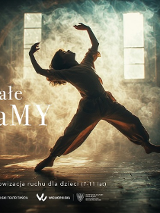 Zdjęcie dziecka w tanecznej pozie na tle ściany z dwoma małymi oknami. Z lewej strony nazwa cyklu "małe JAmy".