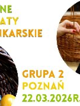 Plakat promocyjny zawierający dwa zdjęcia w okrągłych kadrach na białym tle. Górne zdjęcie przedstawia dłonie zaplatające wiklinowy koszyk, natomiast dolne ukazuje zbliżenie na pleciony koszyczek wypełniony kolorowymi pisankami w odcieniach czerwieni, błękitu i pomarańczu. W prawym dolnym rogu widoczne jest logotyp z motywem żółtego drzewa. Pomiędzy zdjęciami informacje o wydarzeniu zawarte w treści artykułu.