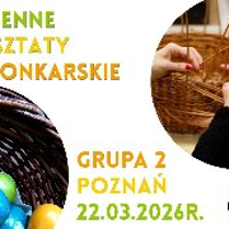 Plakat promocyjny zawierający dwa zdjęcia w okrągłych kadrach na białym tle. Górne zdjęcie przedstawia dłonie zaplatające wiklinowy koszyk, natomiast dolne ukazuje zbliżenie na pleciony koszyczek wypełniony kolorowymi pisankami w odcieniach czerwieni, błękitu i pomarańczu. W prawym dolnym rogu widoczne jest logotyp z motywem żółtego drzewa. Pomiędzy zdjęciami informacje o wydarzeniu zawarte w treści artykułu.