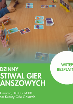 Plakat promujący Rodzinny Festiwal Gier Planszowych. Zdjęcie stołu, na którym rozłożono grę planszową, u dołu zielony pasek z napisem Rodzinny Festiwal Gier, wtęp bezpłatny.