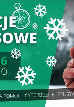 Plakat z zimowym motywem graficznym. Po lewej stronie, na zielonym tle, znajdują się białe ikony płatków śniegu oraz grafika kompasu. Po prawej stronie widoczne jest zdjęcie dłoni trzymającej klasyczny kompas na tle rozmytego, zimowego krajobrazu. W prawym górnym rogu umieszczono logotyp organizatorów. Z lewej strony widnieją także napisy. Są to informacje o wydarzeniu zawarte w treści artykułu.