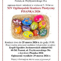 Plakat promocyjny na białym tle, którego centralnym elementem jest zdjęcie wiklinowego koszyczka wyłożonego słomą. Wewnątrz znajduje się dziesięć barwnych pisanek ozdobionych różnorodnymi, tradycyjnymi wzorami kwiatowymi i geometrycznymi w intensywnych kolorach, takich jak różowy, niebieski, żółty i zielony. Całość jest ujęta w delikatną, przerywaną ramkę w kolorze bordowym. Pod grafiką koszyka umieszczono szczegóły na temat wydarzenia zawarte w treści artykułu.